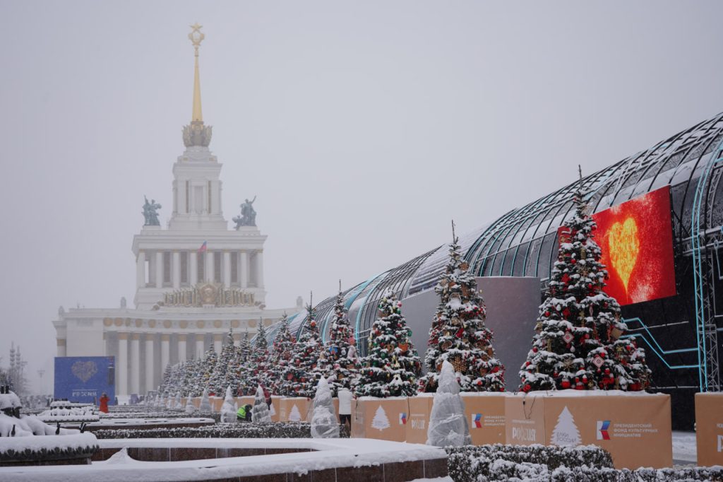Территорию ВДНХ украсили в рамках проекта «Зима в Москве». Фото: Анна Быкова, «Вечерняя Москва»