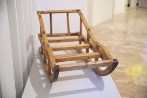 Среди других экспонатов выставки можно увидеть деревянные санки, которые использовали до конца 1950-х годов. Фото: сайт МЗ «Царицыно»