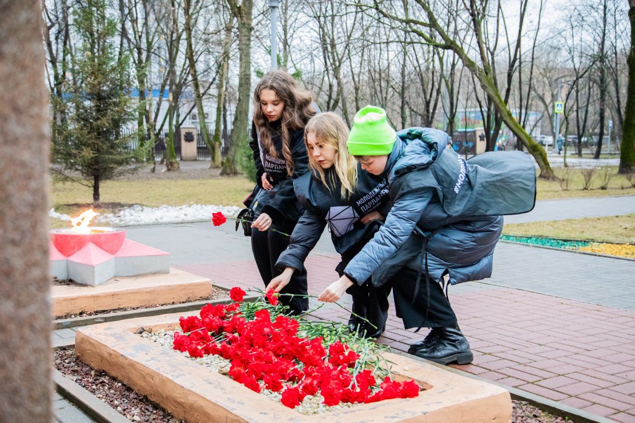 Мемориально-патронатную акцию к годовщине снятия блокады Ленинграда провели парламентарии в Нагатинском Затоне