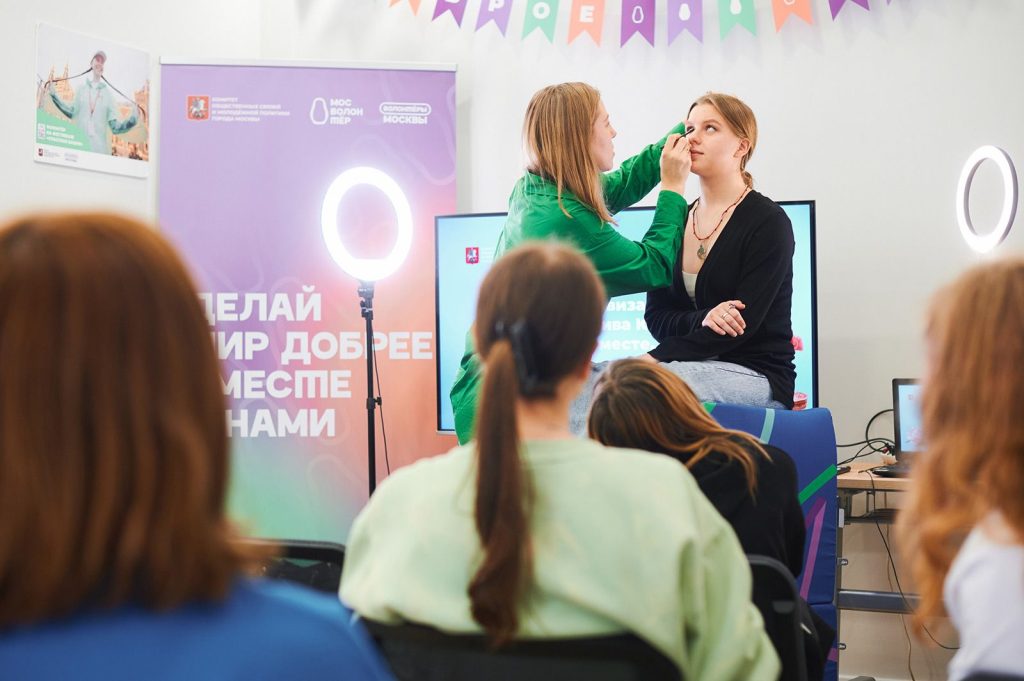 В столице работают восемь окружных волонтерских центров «Доброе место», где каждый желающий может стать частью волонтерского сообщества. Фото: пресс-служба Комитета общественных связей и молодежной политики города Москвы