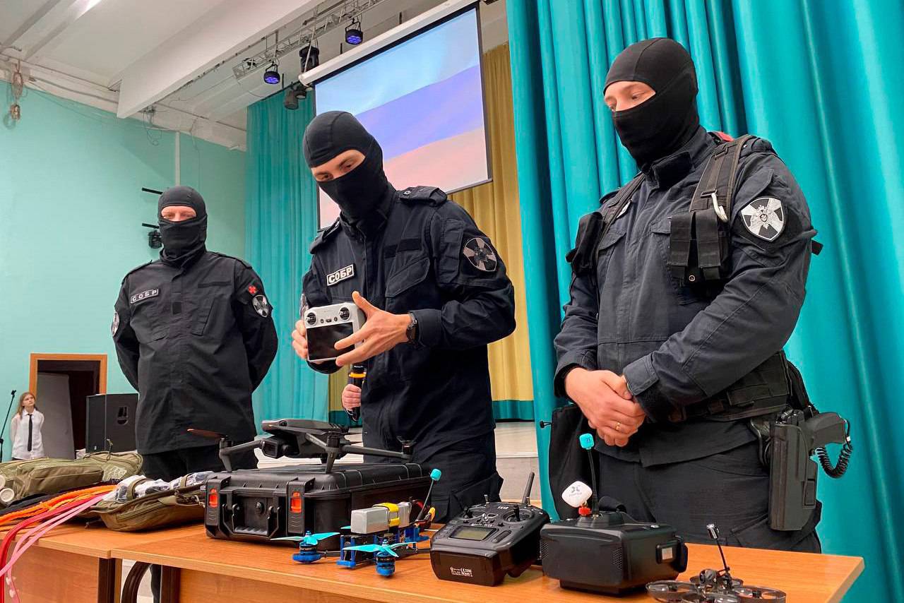 Столичные росгвардейцы провели урок мужества для  школьников