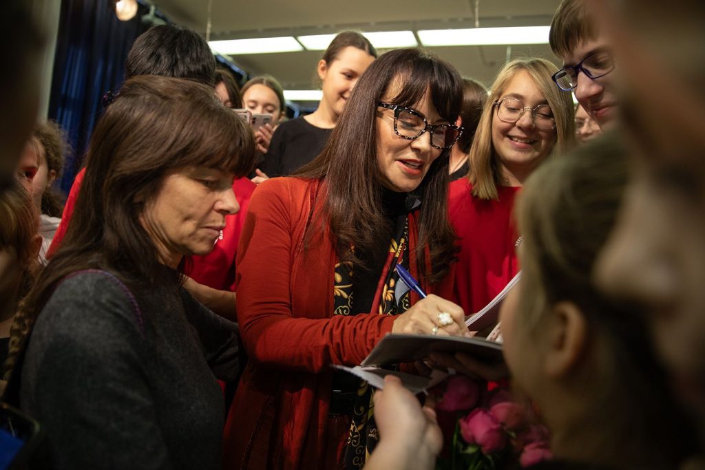 Заслуженная артистка России Нонна Гришаева рассказала воспитанникам театрального отделения о творческом опыте и работе в качестве художественного руководителя Театра РОСТА. Фото: Служба прессы Департамента культуры города Москвы