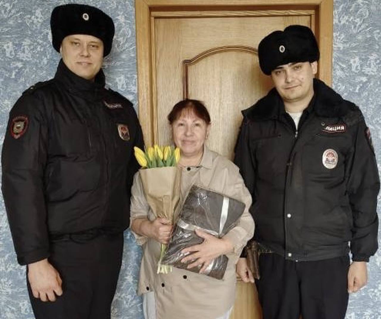 В рамках ежегодной Всероссийской акции МВД России «8 Марта – в каждый дом» полицейские УВД юга столицы совместно с общественниками поздравили женщин.