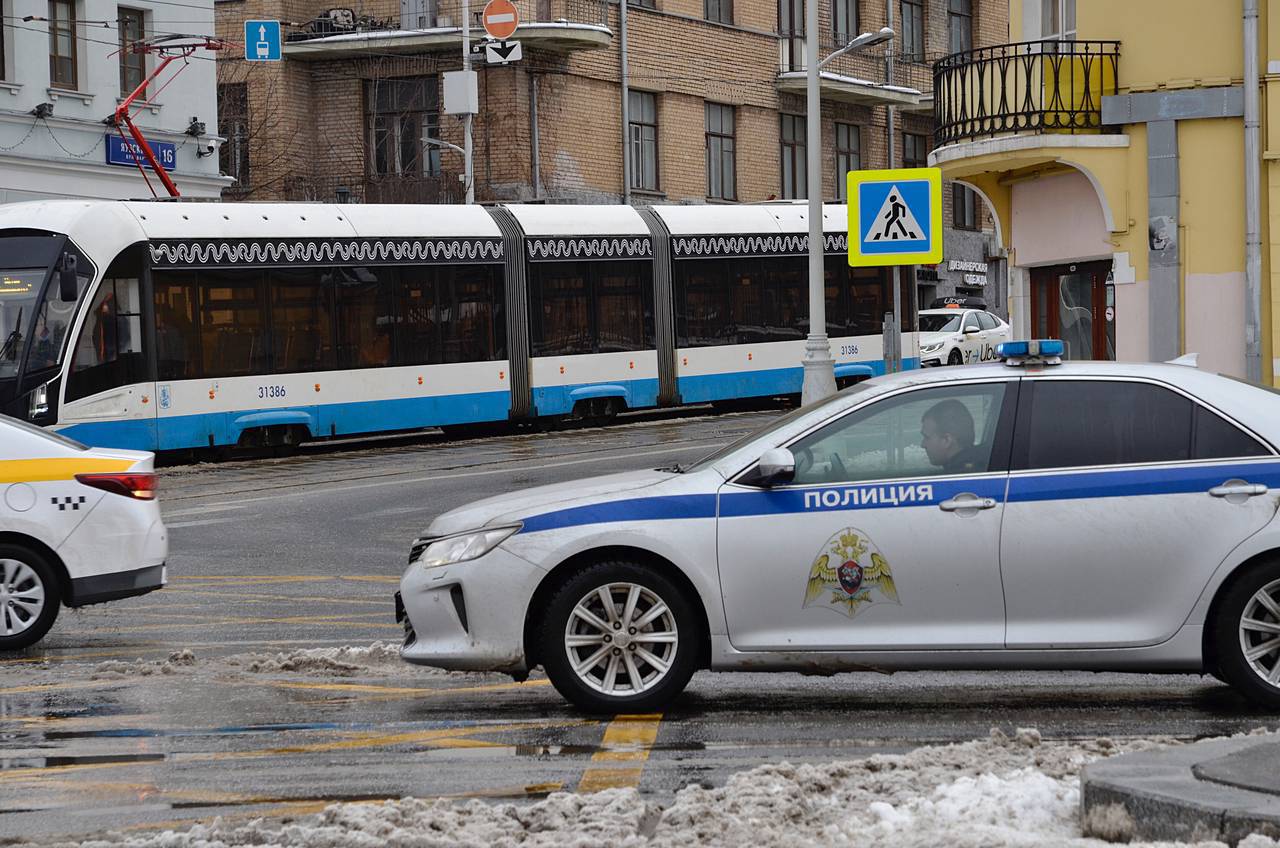 На юге Москвы полицейские задержали жителя столицы по подозрению в грабеже в продуктовом магазине