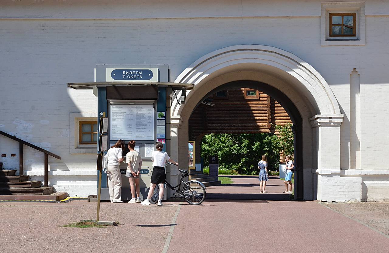 Более 200 предметов искусства XVII-XIX веков представят на выставке в «Коломенском»