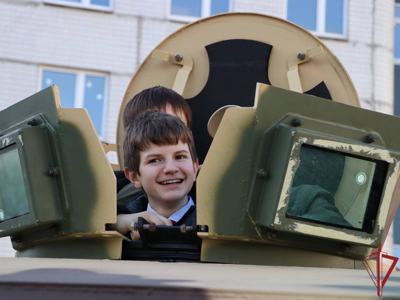 День открытых дверей в омон «авангард» посетили московские школьники
