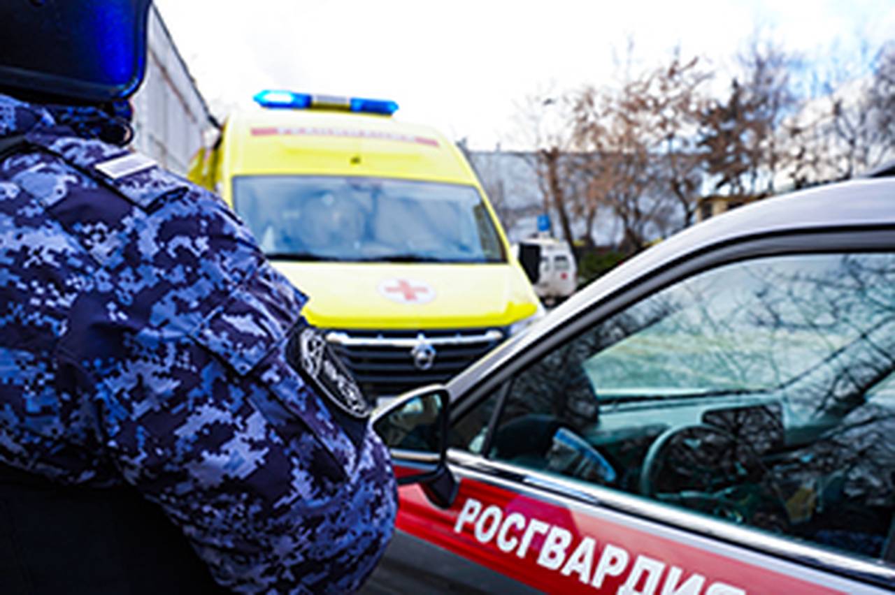 Росгвардейцы помогли пенсионеру, упавшему на улице в центре Москвы