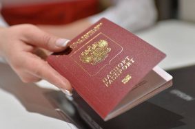 Более 230 тысяч загранпаспортов оформили москвичи через криптобиокабины в центрах госуслуг за пять лет. Фото: Александр Кочубей, «Вечерняя Москва»