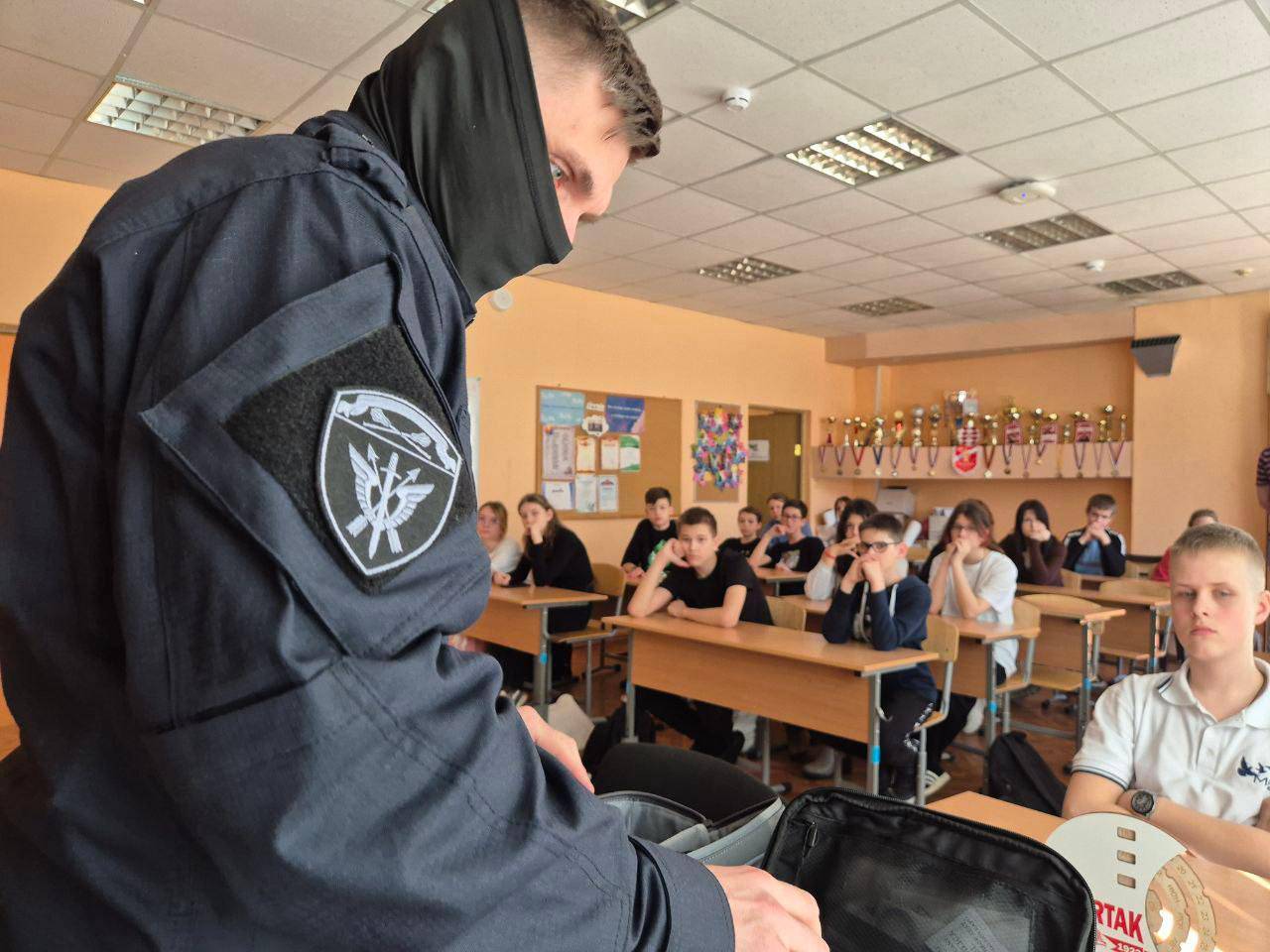 СОБР Росгвардии провёл урок мужества для московских школьников, посвященный 80-летию Победы