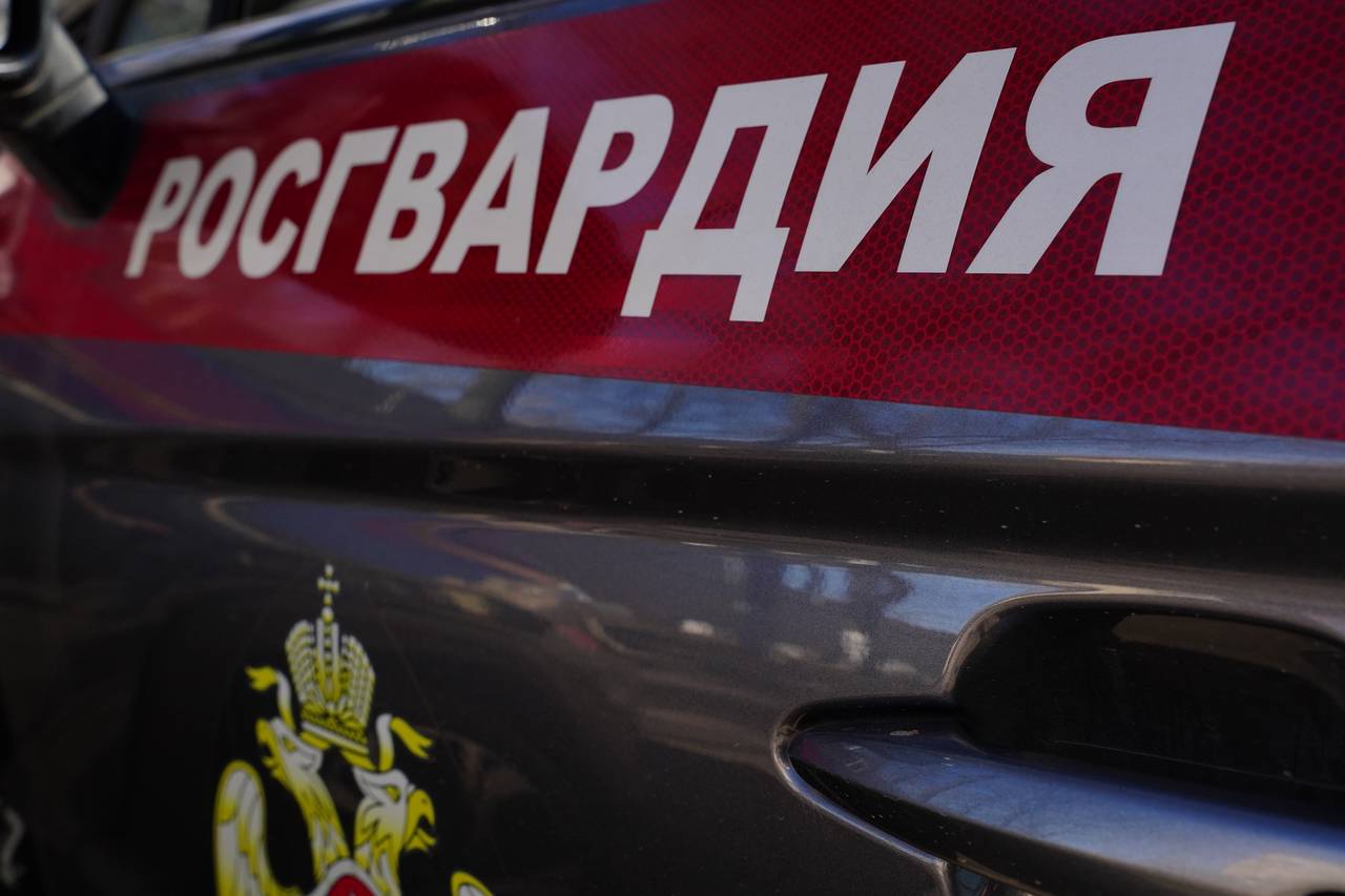 Столичные росгвардейцы задержали мужчину, нарушавшего общественный в холле жилого дома