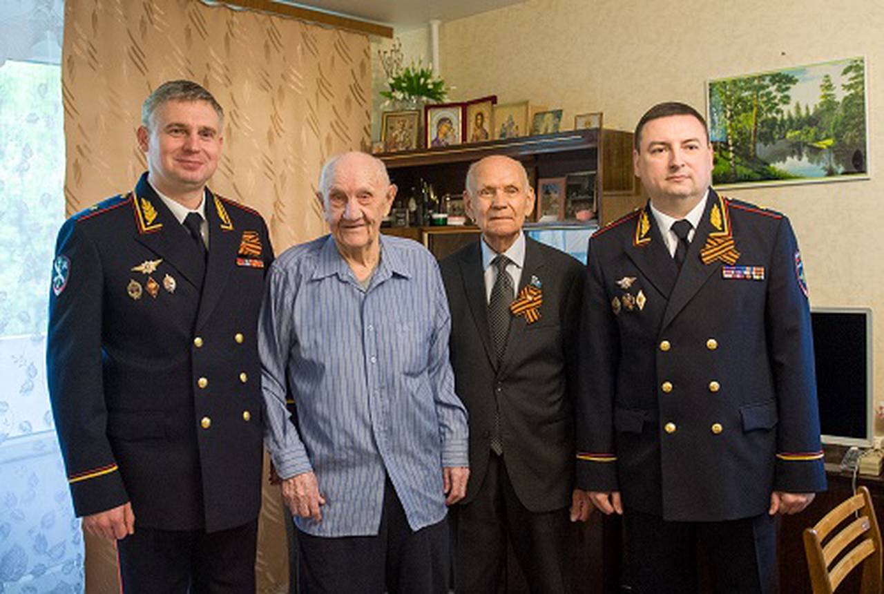 Сотрудники столичной полиции поздравили труженика тыла и ветерана органов внутренних дел с 80-й годовщиной Победы в Великой Отечественной войне