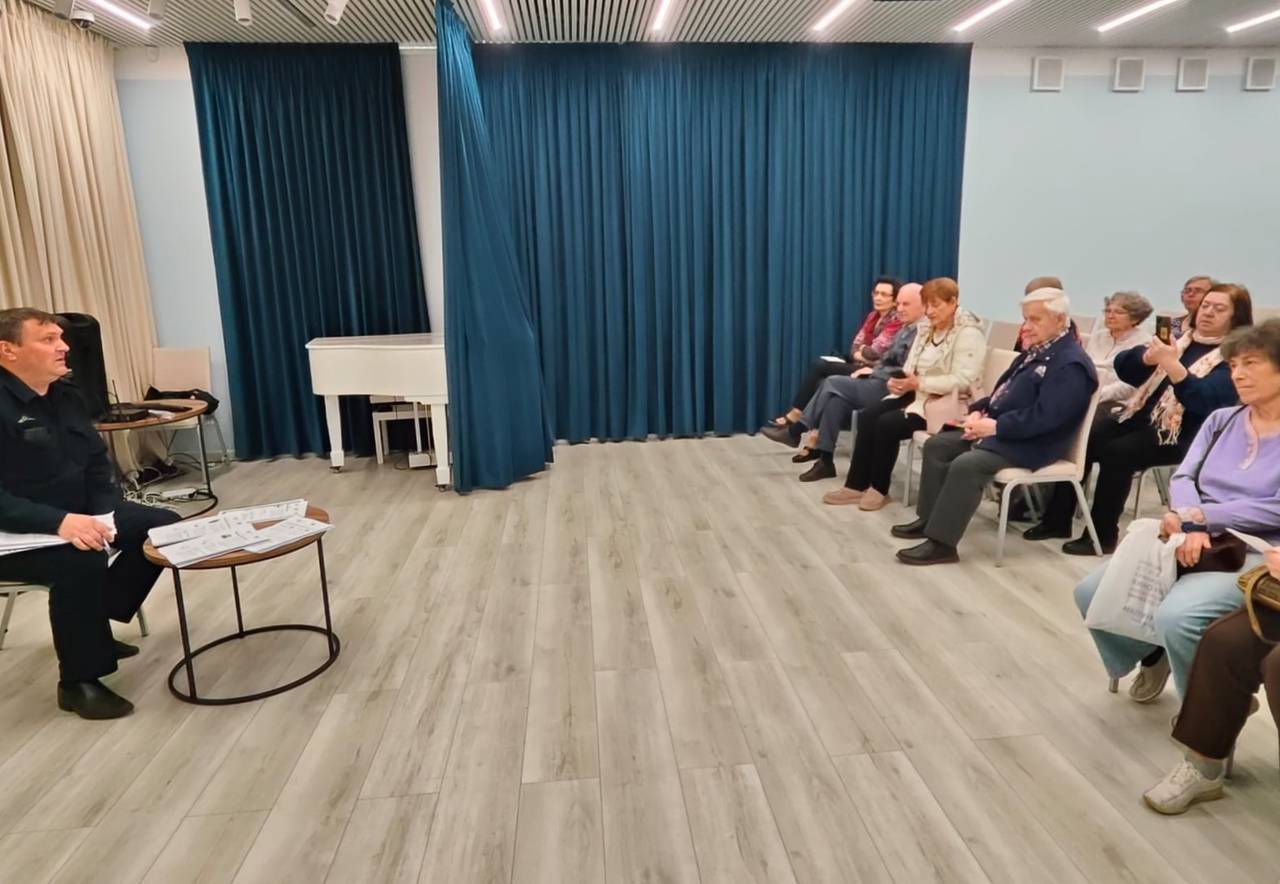 В Центре московского долголетия «Нагорный» участковый уполномоченный провел лекцию по профилактике дистанционного мошенничества, ориентированного на пожилых людей.