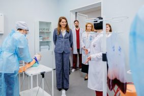 Анастасия Ракова рассказала о новом практико-ориентированном стандарте обучения младшего медперсонала в Москве. Фото: пресс-служба Комплекса социального развития Москвы
