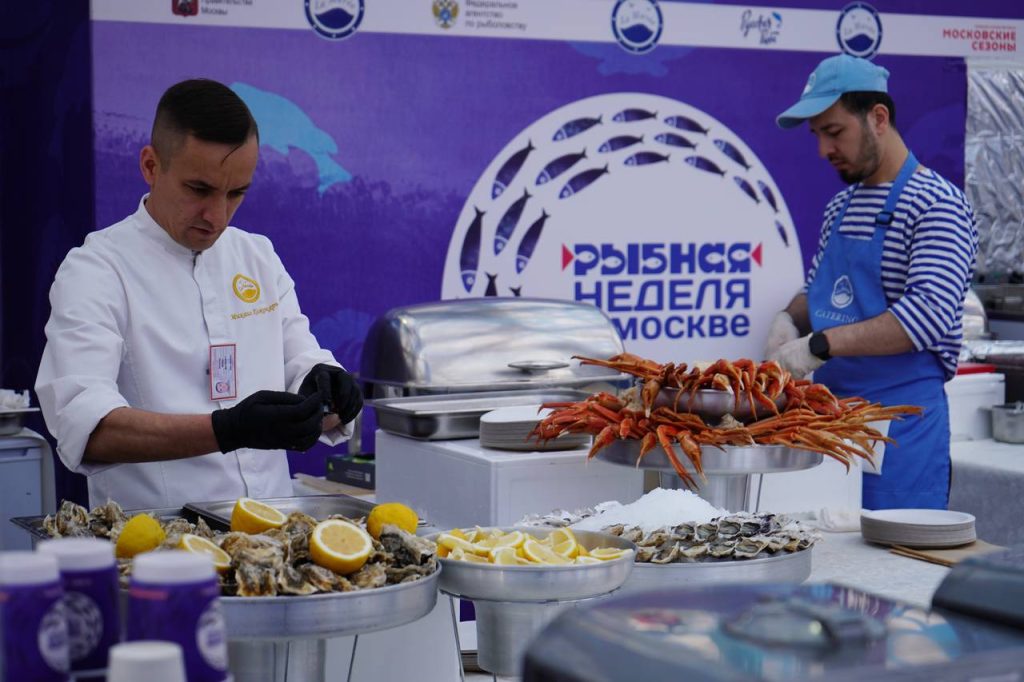 Участники фестиваля «Москва — на волне. Рыбная неделя» отправляют товары на СВО. Фото: Анна Быкова, «Вечерняя Москва»