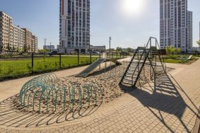 На участке площадью 560 квадратных метров установили классические барьеры, стойки разной высот, качели-балансир и другое оборудование. Фото: пресс-служба Комитета государственного строительного надзора города Москвы