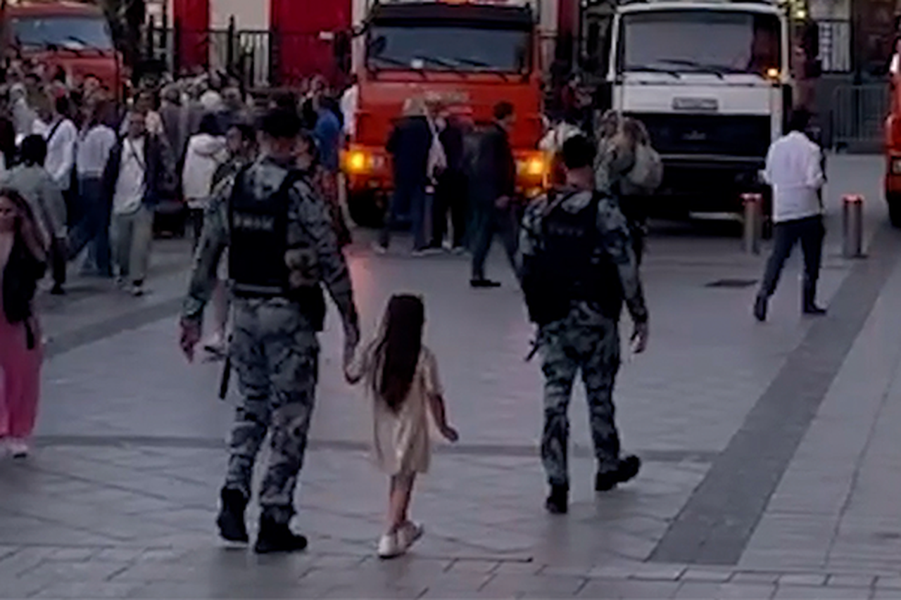 Сотрудники Росгвардии вернули потерявшегося в центре Москвы ребёнка родителям