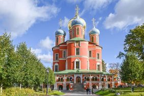 Строители также выполнили укрепление кирпичной кладки храма Донского монастыря в этом месте и после обмазки выкрасили здание в исторический краснокирпичныфй цвет. Фото: сайт мэра Москвы