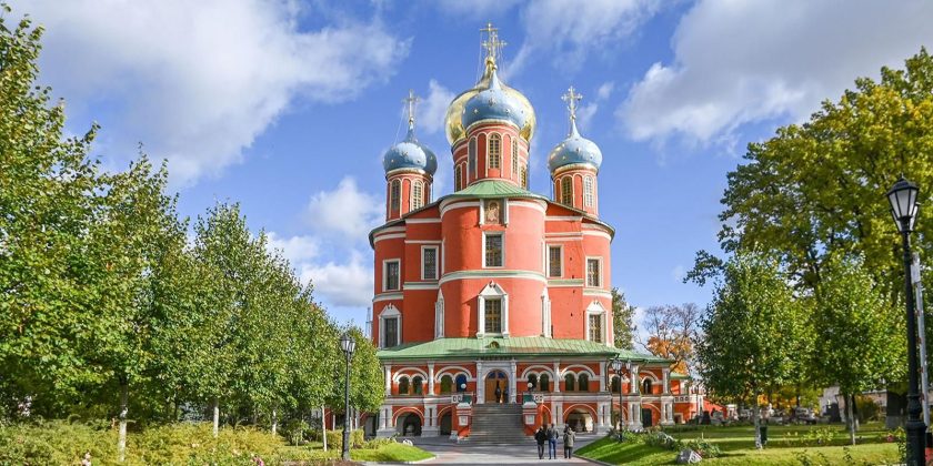 Строители также выполнили укрепление кирпичной кладки храма Донского монастыря в этом месте и после обмазки выкрасили здание в исторический краснокирпичный цвет. Фото: сайт мэра Москвы
