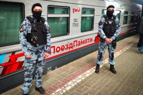Сотрудники Росгвардии обеспечили безопасность участников проекта «Поезд памяти» в Москве. Фото: пресс-служба УВО Росгвардии по Москве