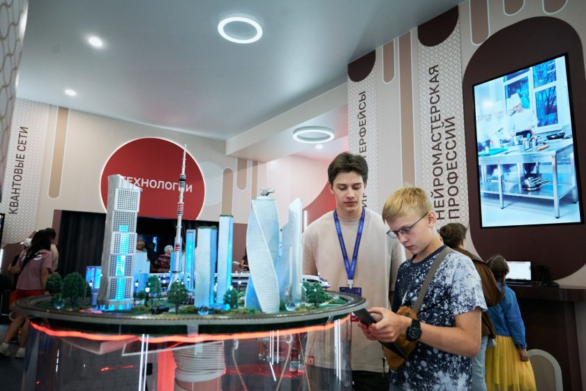 В ходе первого занятия участникам предлагают создать электронную плату с помощью автоматической линии. Фото: пресс-служба форума «Территория будущего. Москва 2030»