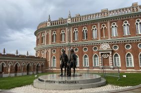 Обученный специалист обсудит с посетителями паркового комплекса художественные произведения, экспонаты которых находятся в Большом дворце. Фото: Анастасия Петрова, «Вечерняя Москва»
