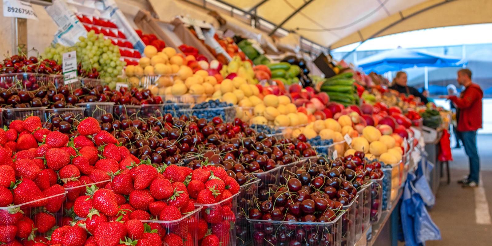 В топ-10 самых продаваемых в теплое время продуктов вошли клубника и черешня. Фото: пресс-служба Департамента торговли и услуг города Москвы