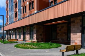 Территория вокруг возведенной новостройки благоустроили и облагородили. Фото: сайт мэра Москвы