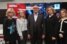 Председатель Мосгордумы Алексей Шапошников ответил на вопросы начинающих журналистов Марии Мишиной, Полины Кислых, Ильи Конюкова и Полины Дергачевой / Фото: Александр Кочубей / Вечерняя Москва