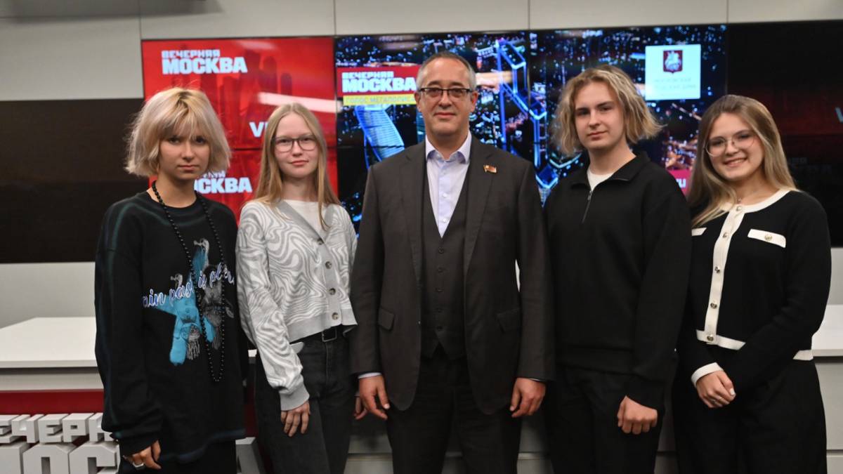 Председатель Мосгордумы Алексей Шапошников ответил на вопросы начинающих журналистов Марии Мишиной, Полины Кислых, Ильи Конюкова и Полины Дергачевой / Фото: Александр Кочубей / Вечерняя Москва