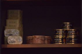 Участники столичного гастрофестиваля передают бойцам СВО продукты и вещи. Фото: Анна Малакмадзе, «Вечерняя Москва»