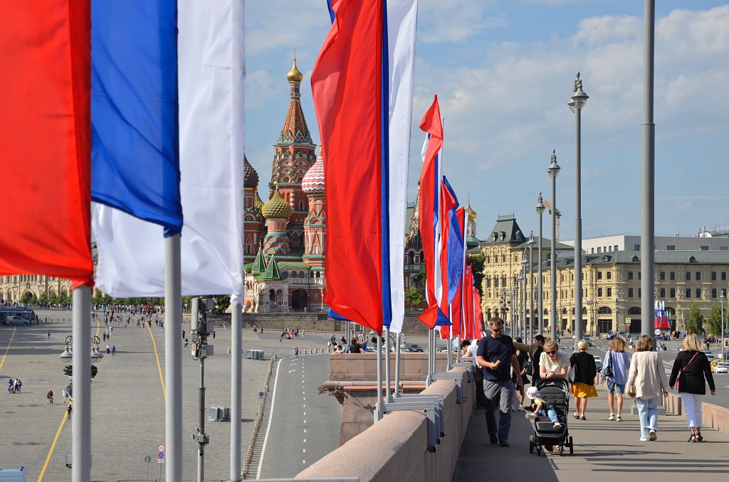 Москву украсили флагами, плакатами и декоративными конструкциями ко Дню города. Фото: Анна Быкова, «Вечерняя Москва»