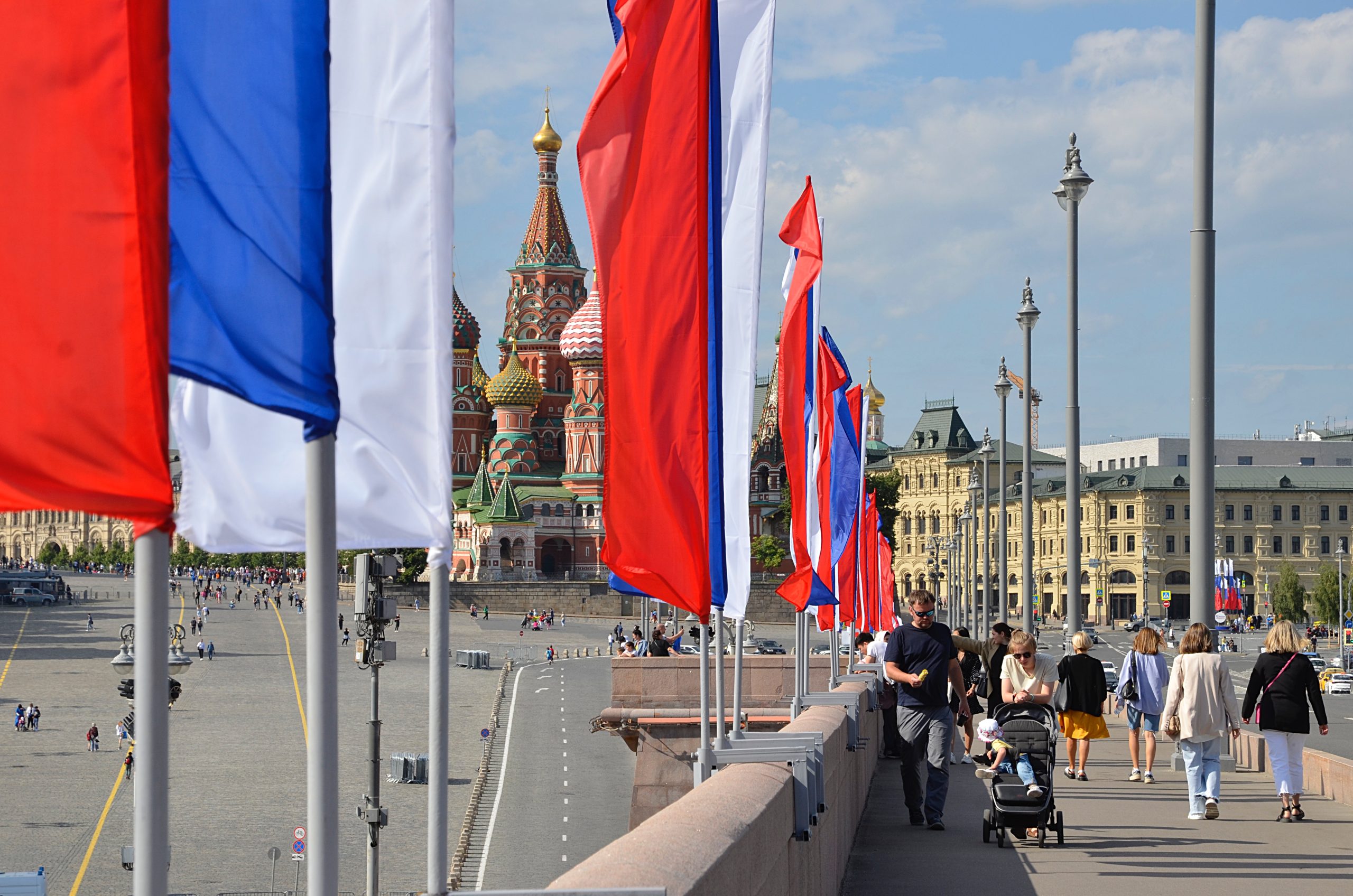 Москву украсили флагами, плакатами и декоративными конструкциями ко Дню города