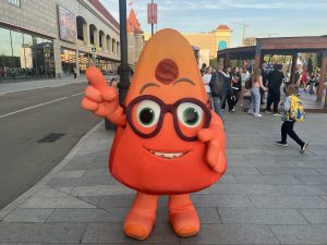 В День города гостей развлекали и два «дримчика» — пара аниматоров в костюмах маскотов КРК. Фото: Геор Габараев, «Вечерняя Москва»