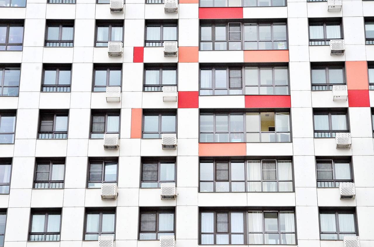 Положительная динамика в этом вопросе коснулась и Южного административного округа. Там с июля по сентябрь договоры заключили свыше 1,3 тысячи жителей старых домов. Фото: архив, «Вечерняя Москва»