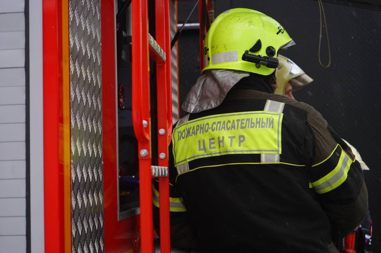 На юге Москвы в этом году 35-летие отмечает Иван Курносов, помощник начальника караула отдельного поста пожарно-спасательной части №83 столичного Управления по ЮАО ГУ МЧС России. Фото: Анна Быкова, «Вечерняя Москва»