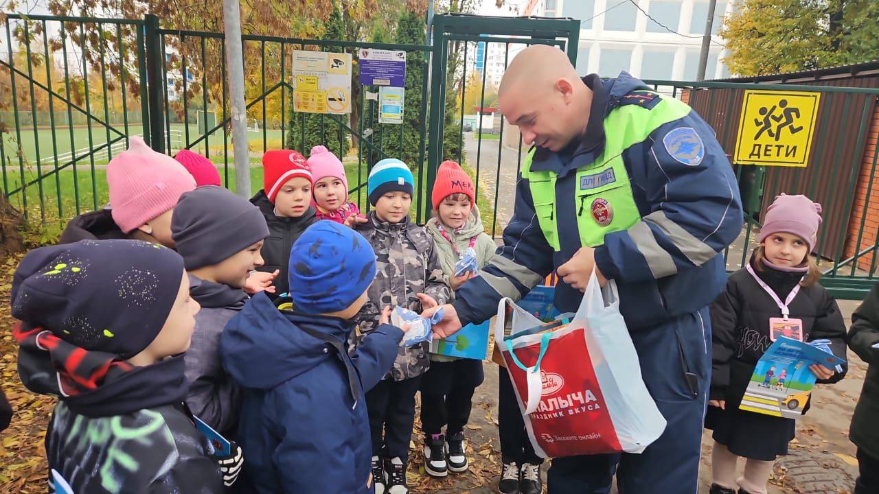 В День отца сотрудники Госавтоинспекции напомнили о дорожной безопасности в Школе № 2116