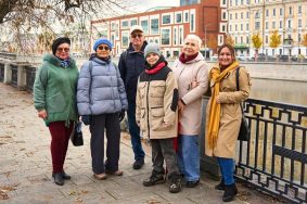 Профессиональные гиды проекта «Московское долголетие» проводят экскурсии, которые сочетают прогулки, изучение истории и живое общение. Фото: пресс-служба Департамента труда и социальной защиты населения города Москвы