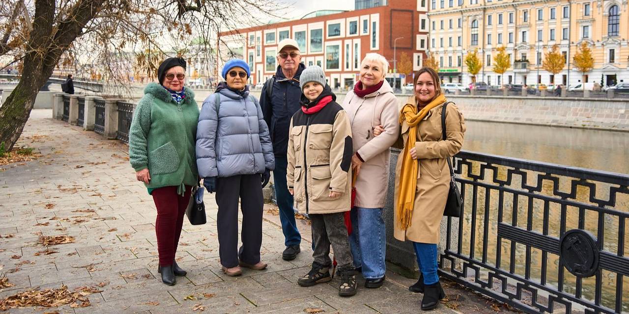 Профессиональные гиды проекта «Московское долголетие» проводят экскурсии, которые сочетают прогулки, изучение истории и живое общение. Фото: пресс-служба Департамента труда и социальной защиты населения города Москвы