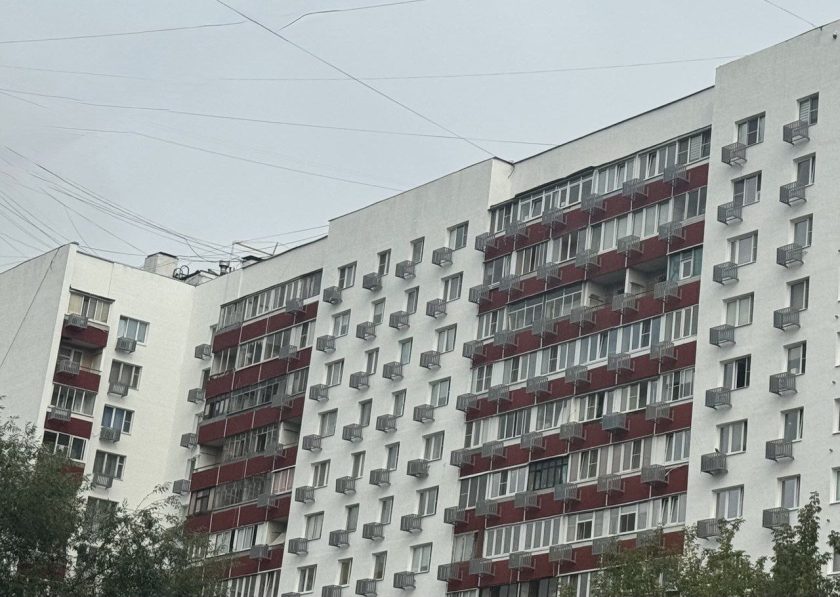 В процессе капитального ремонта фасад здания расчитстили и отмыли от загрязнений, а также произвели работы по комплексному утеплению внешней стороны жилого объекта недвижимости. Фото: Telegram-канал управы района Царицыно