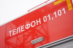 В рамках познавательной встречи спасатели разделили всех присутствующих на равномерные команды, в составе которых участники проходили специальные испытания. Фото: Анна Быкова, «Вечерняя Москва»