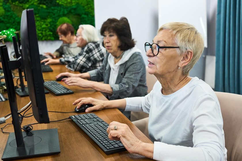 Москвичи старшего возраста смогут научиться работе с соцсетями в 11 флагманских ЦМД