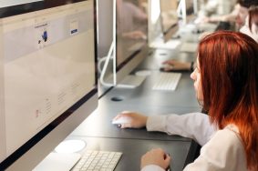 В апробации ИИ-платформы приняли участие 172 студента, 84 из которых занимались с применением инновационных технологий, а другие — самостоятельно. Фото: пресс-служба Департамента предпринимательства и инновационного развития города Москвы