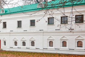 Рабочие привели в порядок белокаменные ступени, потолки, стены, деревянные окна и двери. Фото: сайт мэра Москвы