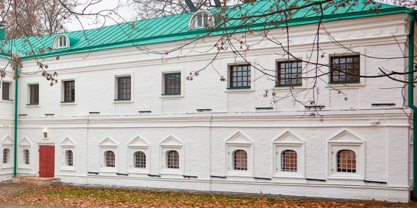 Рабочие привели в порядок белокаменные ступени, потолки, стены, деревянные окна и двери. Фото: сайт мэра Москвы