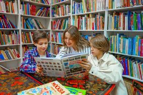 Для чтения с самыми маленькими детьми специалист посоветовала такие книги, как поэтический сборник «Колыбельные» и «Азбука опасностей» автора Андрея Сметанина. Фото: сайт мэра Москвы