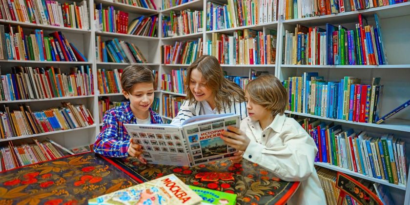 Для чтения с самыми маленькими детьми специалист посоветовала такие книги, как поэтический сборник «Колыбельные» и «Азбука опасностей» автора Андрея Сметанина. Фото: сайт мэра Москвы