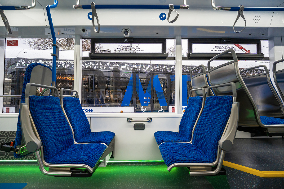 Такие таблички, к примеру, появились в трамваях, курсирующих по маршрутам №47 и 39. Фото: медиабанк «Мосфото»