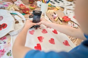 алее, посетители музея-заповедника «Царицыно» смогут присоединиться к занятиям, на которых создадут салфетки с растительными принтами и венки из бумаги. Фото: пресс-служба Комитета по туризму города Москвы