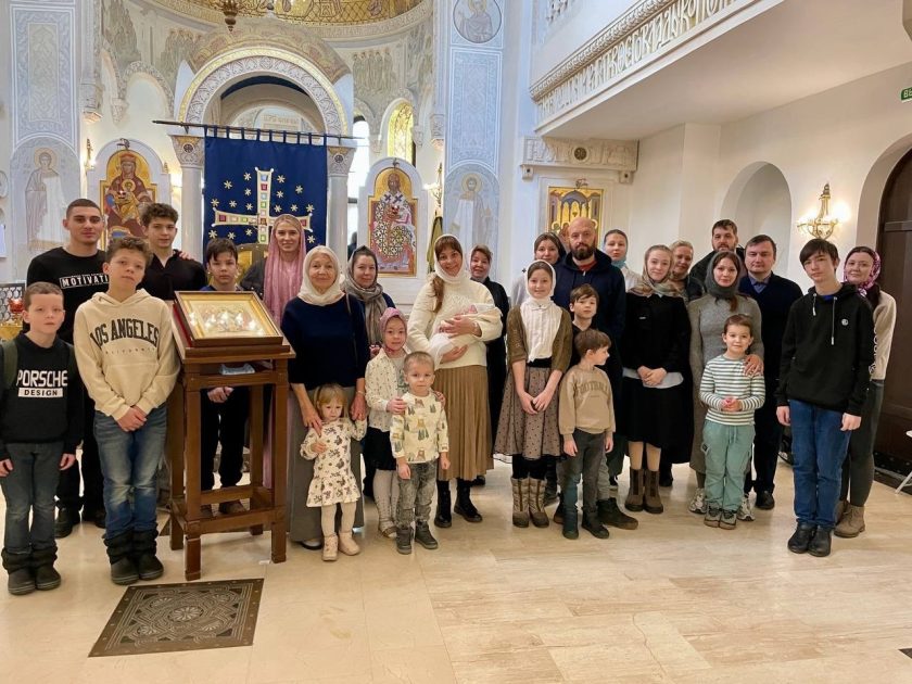 Далее занятие продолжилось с применением коммуникативных игр, в процессе которых ребята делились произошедшими с ними событиями за неделю. Фото предоставил руководитель подросткового клуба «Пилигримия» Тарас Лагутинский