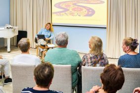 Программа включит в себя пять занятий, которые будут организованы в формате диалога. Фото: пресс-служба Департамента труда и социальной защиты населения города Москвы